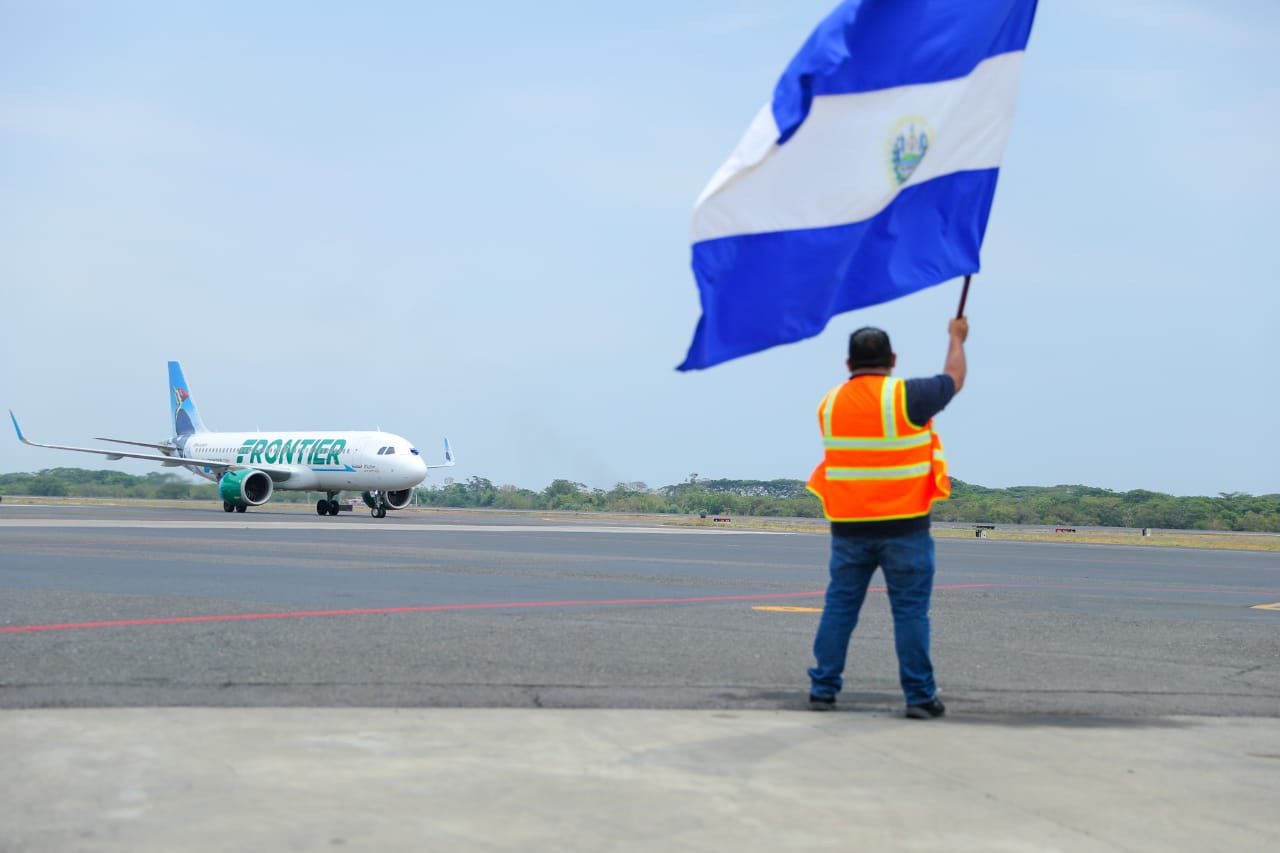 Primer vuelo de Frontier Airlines aterriza en El Salvador primer-vuelo-de-frontier-airlines-aterriza-en-el-salvador